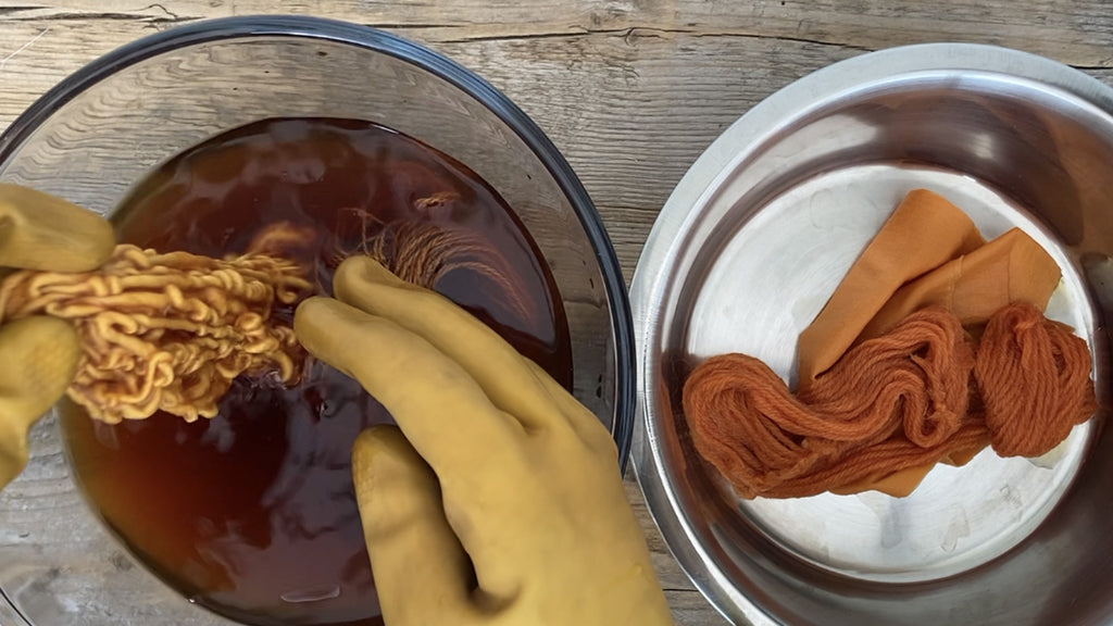 Removing fibres from the dye bath