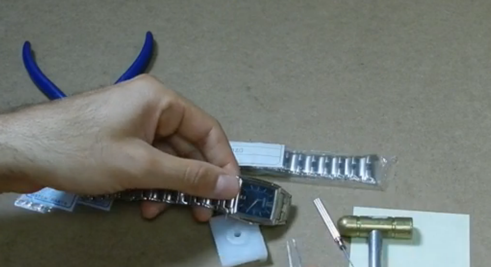 How to Change a Seiko Watch Band (w/ Tubes and Pins) – Total Watch Repair