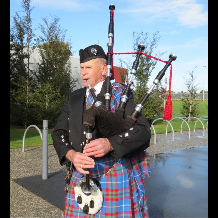 hire a bagpipe player