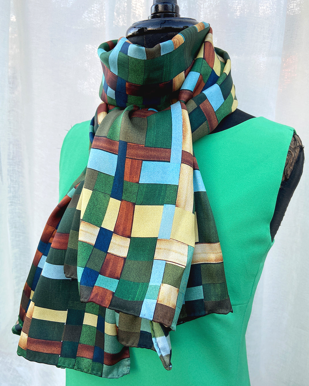 Silketørklæde ternet i grønne, brune og gyldne farver - Aflangt 160 x 65 cm - Super flot artwork design af Susanne Schjerning for HAZEL Cph - 