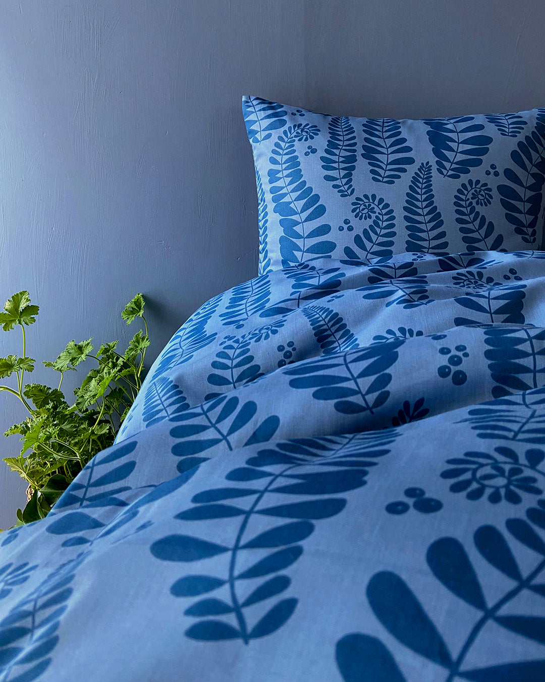 Sengetøj - Stort bregnemønster i blå farver i blødt bomuldssati – SUSANNE