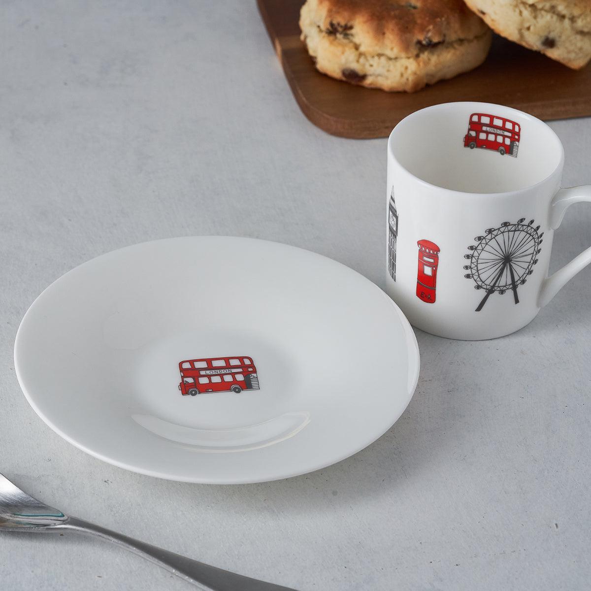 https://cdn.shopify.com/s/files/1/1011/8106/products/London-Skyline-Espresso-Cup-and-Saucer-Victoria-Eggs-London-Bus-Saucer.jpg?v=1643901737&width=1200