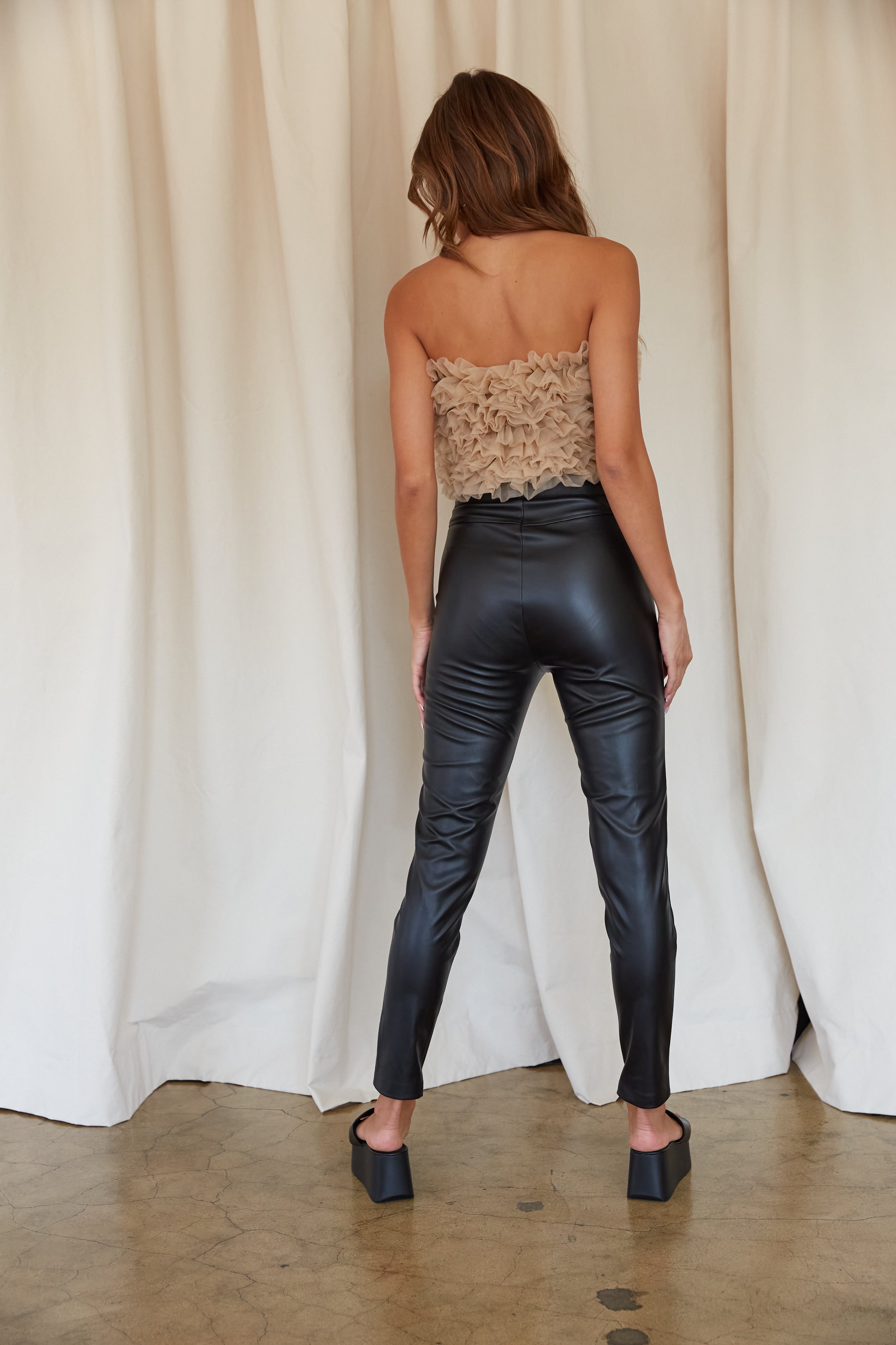 9 Ways to Style Black Leather Pants for UltraSleek 90s Vibes