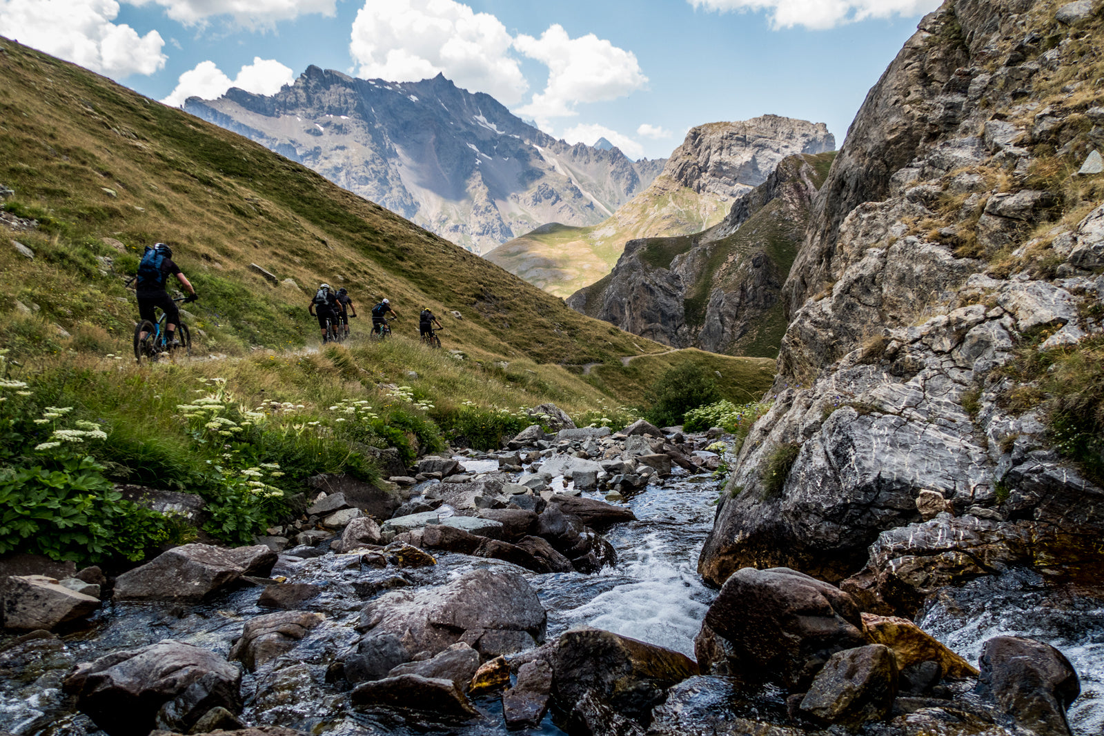 Knotenpunkte : Searching For Corridors of Flow - ein Feldversuch von Mission Workshop. Herbst 2015 Mit Sven Martin, Anka Martin, Sam Needham, Ash Smith, Wes Siler, Brian Watt, Santa Cruz Bikes, SRAM