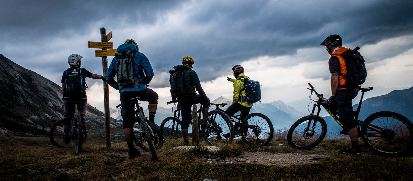 Noder : Sök efter flödeskorridorer - ett fälttest av Mission Workshop. Hösten 2015 Med Sven Martin, Anka Martin, Sam Needham, Ash Smith, Wes Siler, Brian Watt, Santa Cruz Bikes, SRAM