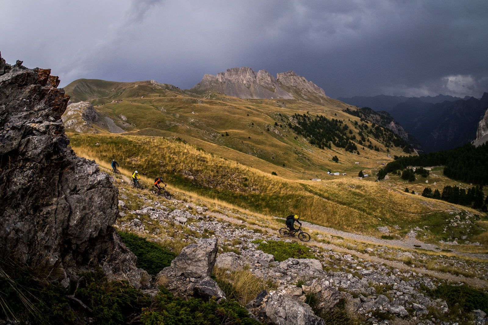 Knotenpunkte : Searching For Corridors of Flow - ein Feldversuch von Mission Workshop. Herbst 2015 Mit Sven Martin, Anka Martin, Sam Needham, Ash Smith, Wes Siler, Brian Watt, Santa Cruz Bikes, SRAM