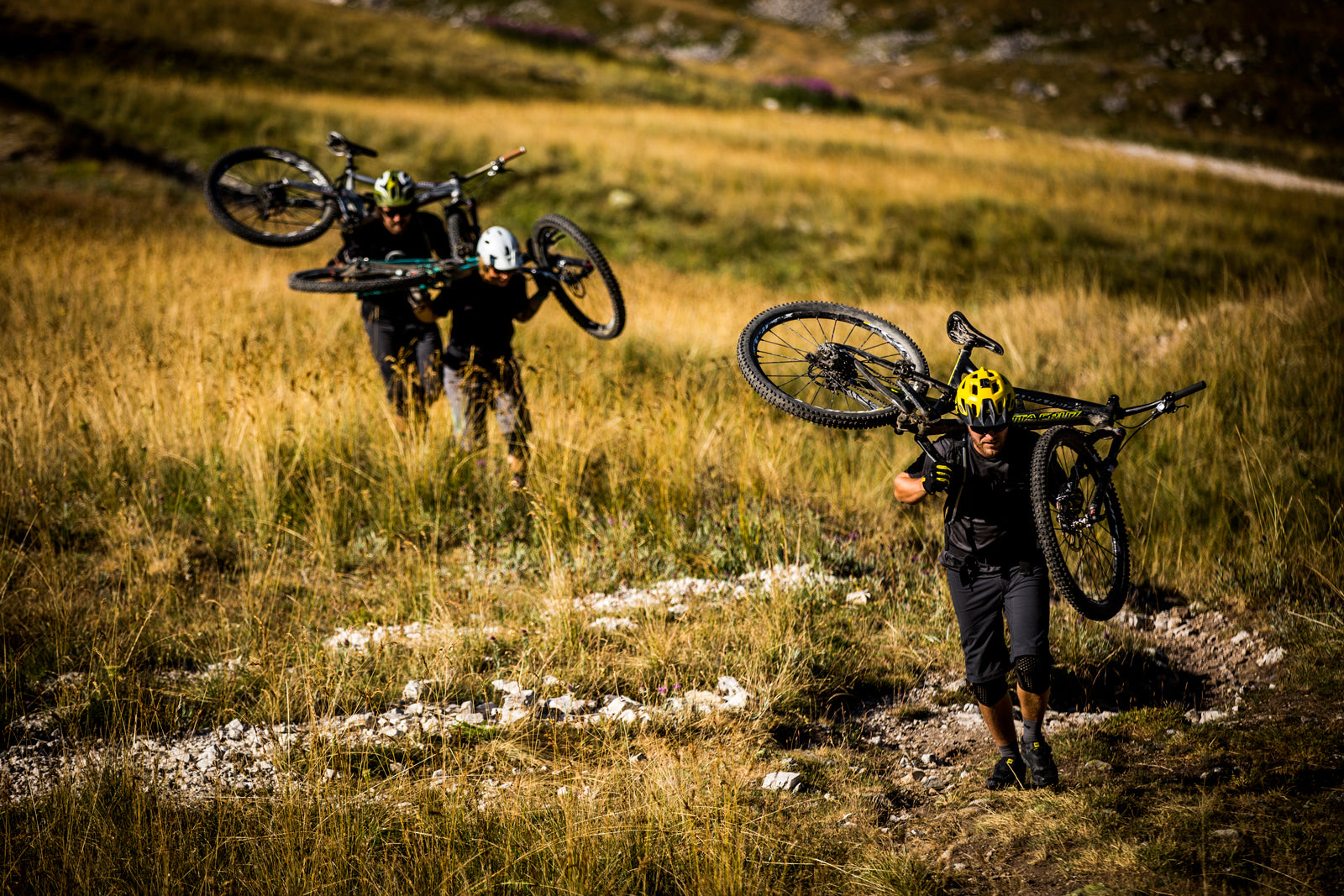 Knotenpunkte : Searching For Corridors of Flow - ein Feldversuch von Mission Workshop. Herbst 2015 Mit Sven Martin, Anka Martin, Sam Needham, Ash Smith, Wes Siler, Brian Watt, Santa Cruz Bikes, SRAM