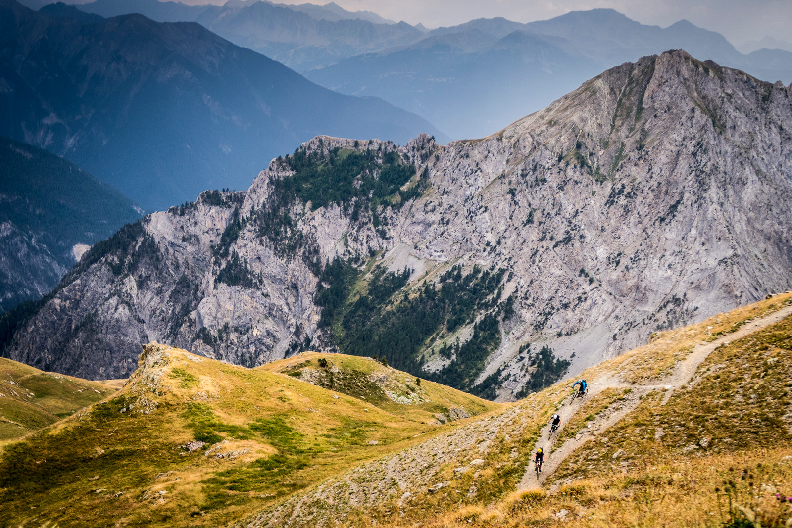 Knotenpunkte : Searching For Corridors of Flow - ein Feldversuch von Mission Workshop. Herbst 2015 Mit Sven Martin, Anka Martin, Sam Needham, Ash Smith, Wes Siler, Brian Watt, Santa Cruz Bikes, SRAM