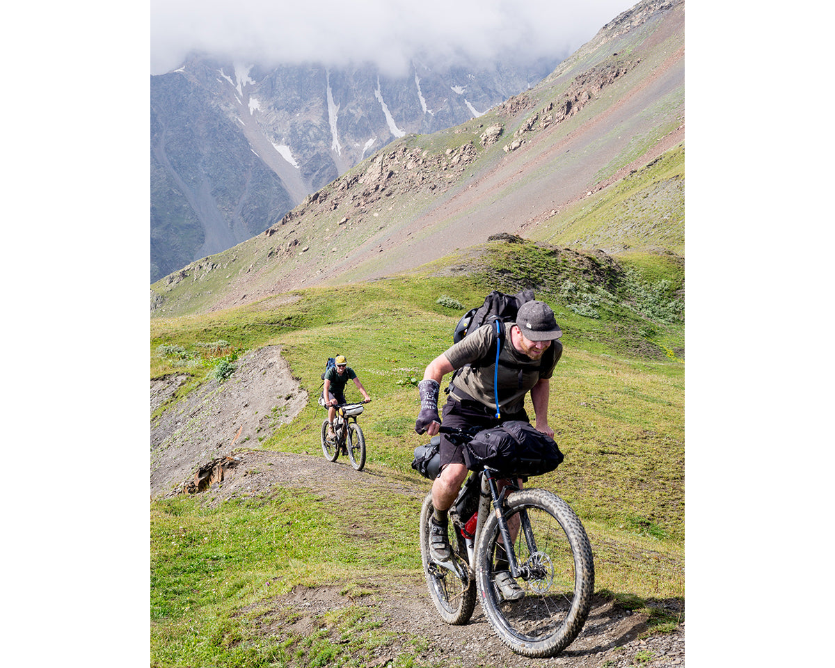 Mission Workshop Feldtest: Not That Georgia mit Kyle Von Hoetzendorff, Tamaz Tazer Tamak Tikanadze, Daniel Pasely, Brian Larson, specialized bike und Yonder Journal