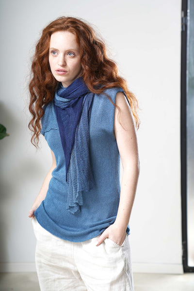 Blue Boat neck sleeveless knit top