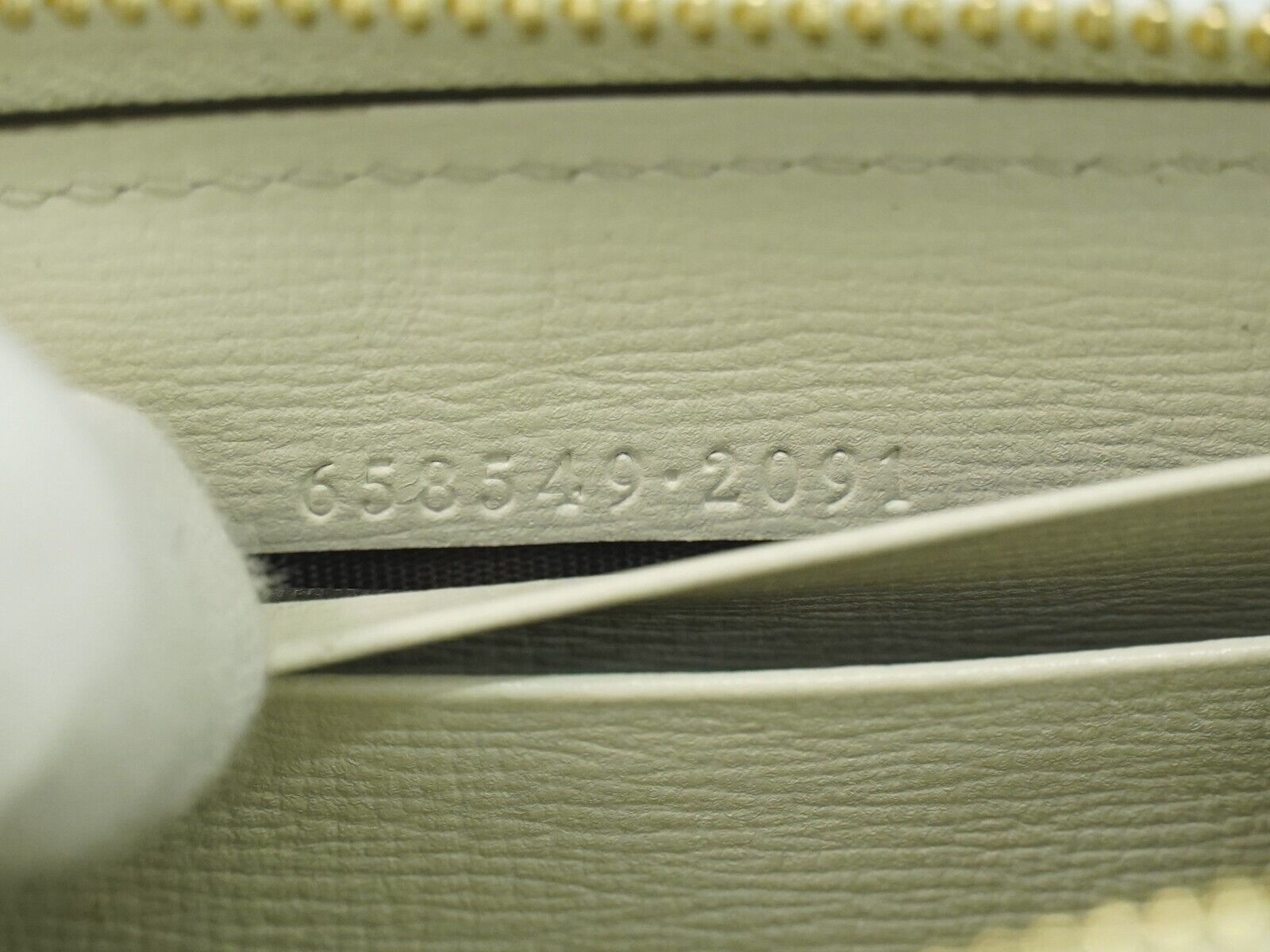 Shop Gucci Beige Canvas Wallet  ()