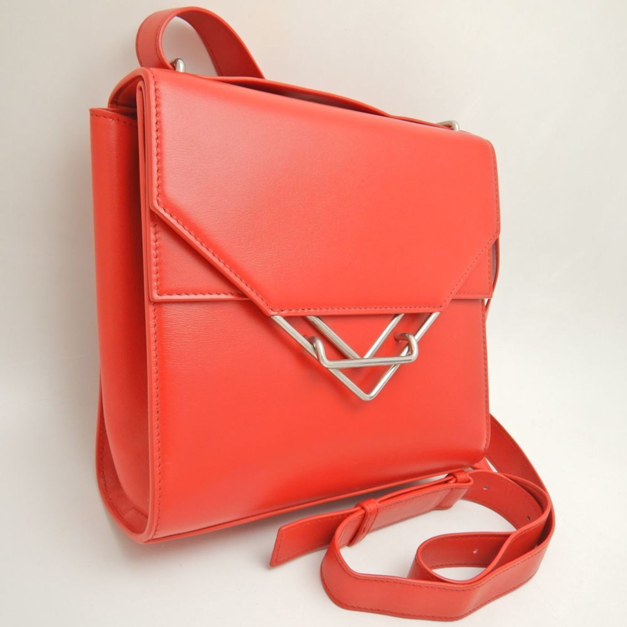 Shop Bottega Veneta -- Red Leather Shoulder Bag ()