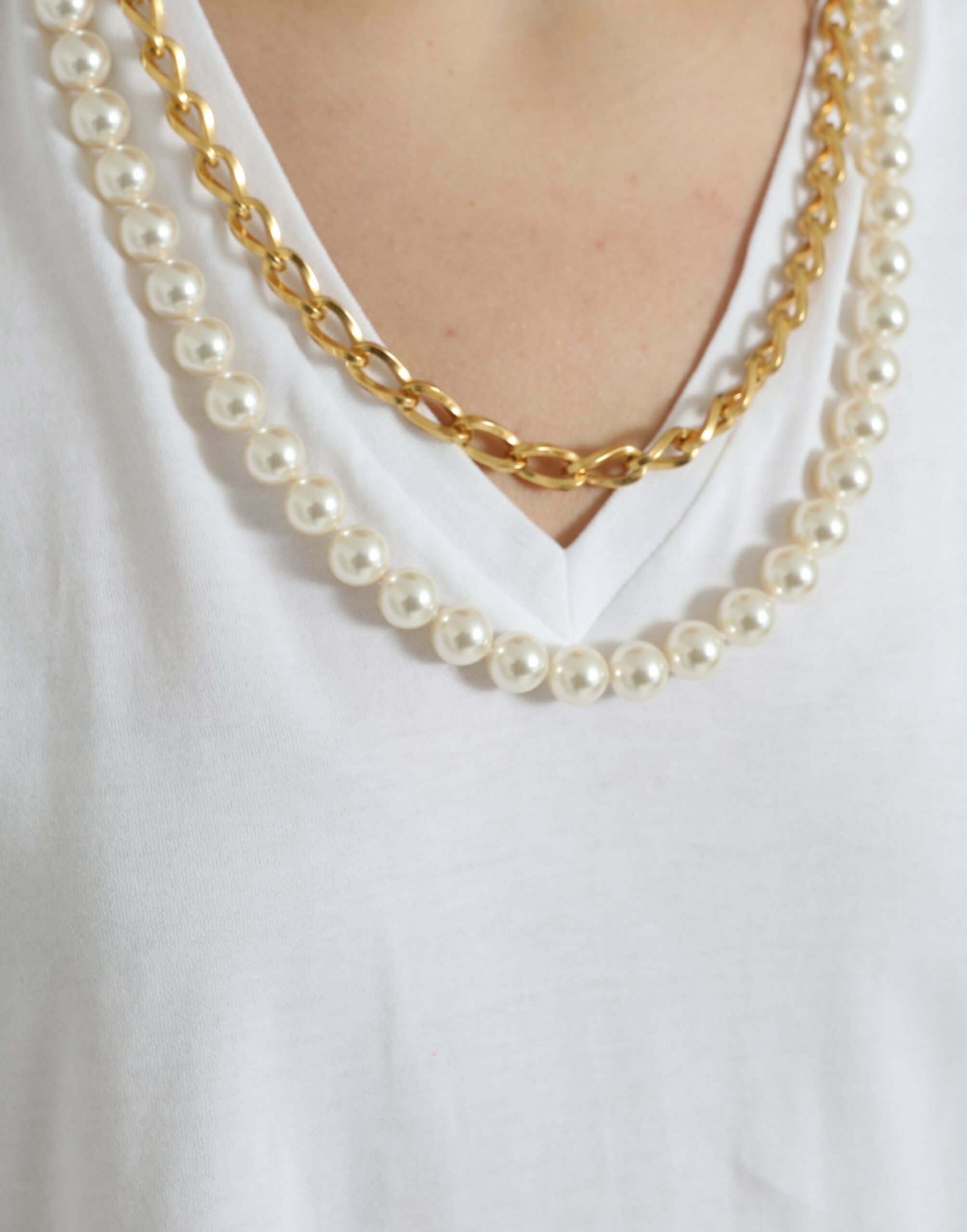Shop Dolce & Gabbana Elegant White Cotton Tee With Necklace Women's Detail