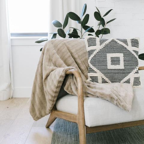 Saranoni luxury throw blanket in neutral 