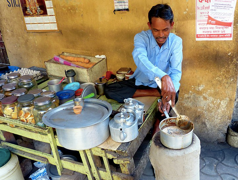 Chai Wallah preparando el té.
