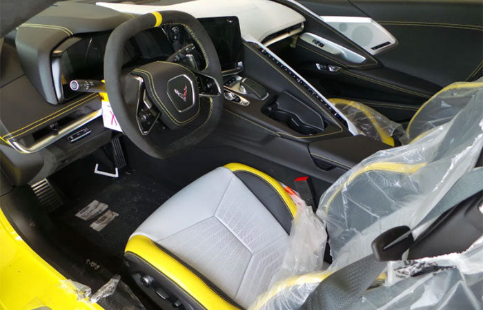 Corvette C8 Opción de asientos interiores en gris cielo frío y detalles en amarillo llamativo