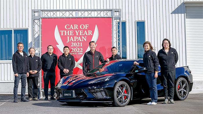 Chevrolet Japón posando junto a un Corvette C8 después de ganar el Auto del Año en Japón