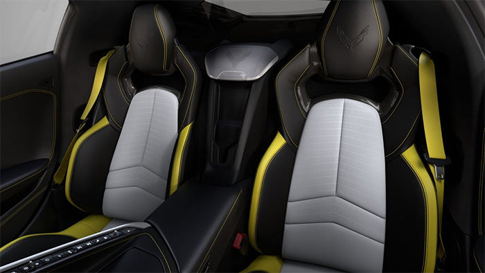 Corvette C8 Option sièges intérieurs gris ciel froid et accents jaune vif