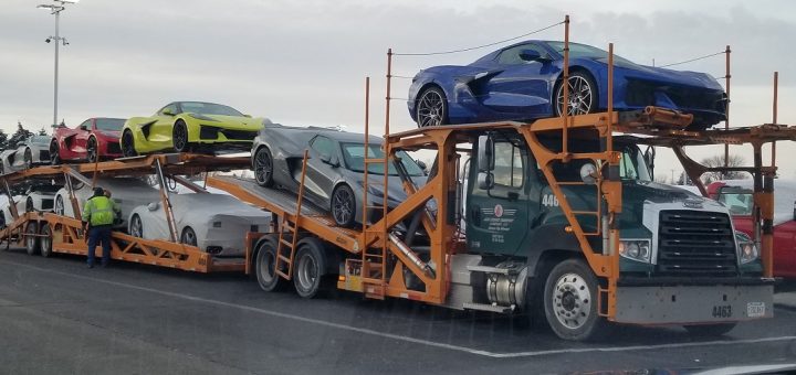 Corvettes C8 Z06 cargados en un camión remolque. Fuente: Autoridad de GM