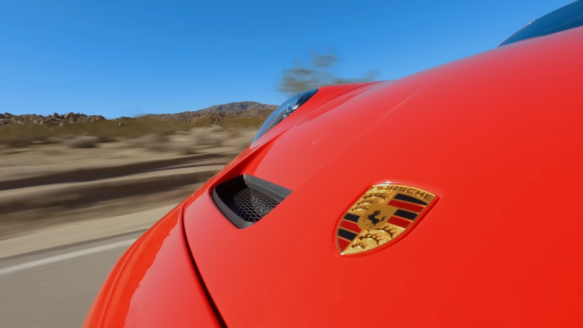 Gros plan sur les bouches d'aération du capot de la Porsche Gt3