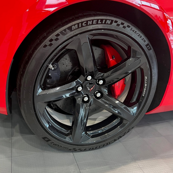 Un Corvette Z06 C8 rojo antorcha en Hendrick Chevrolet Cary