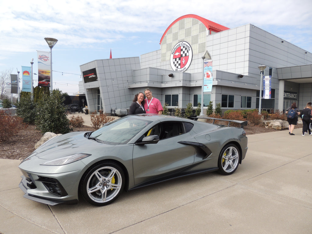 Corvette C8 gris hypersonique avec séparateur avant ACS 1VM, culbuteurs latéraux et aile haute