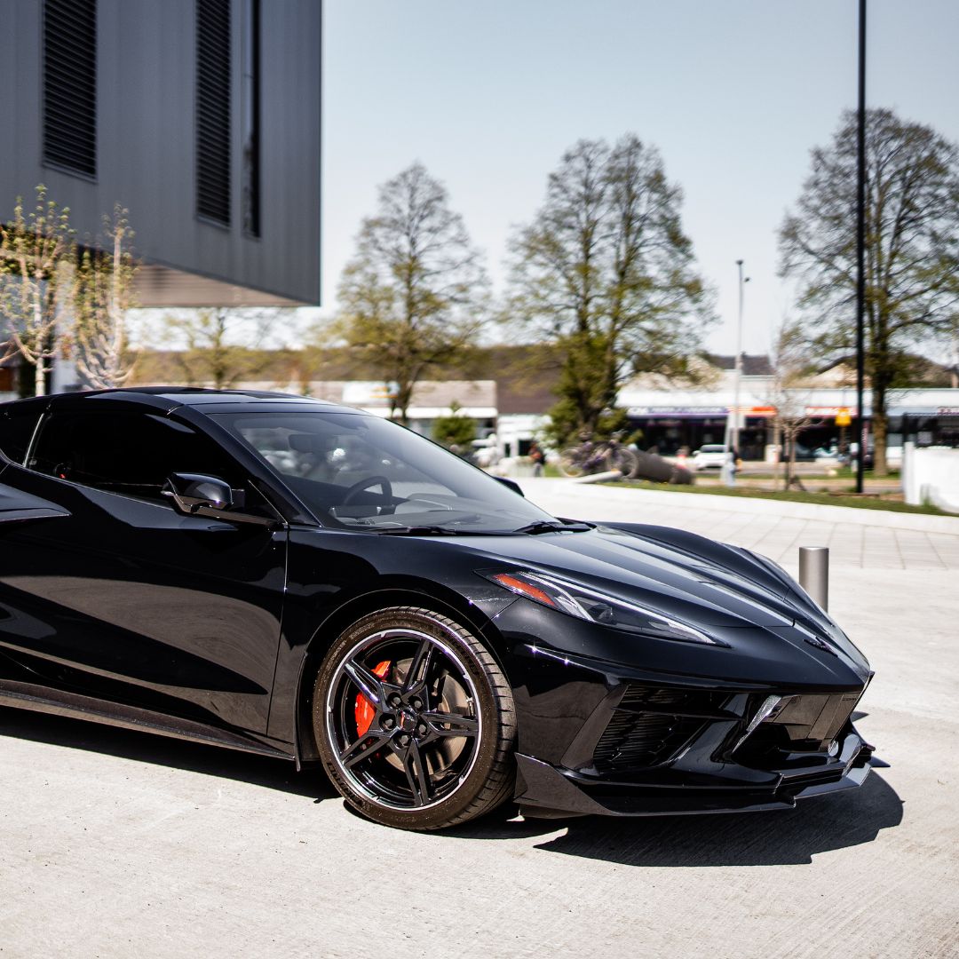 vue latérale de la Corvette C8 Black Stingray Z51