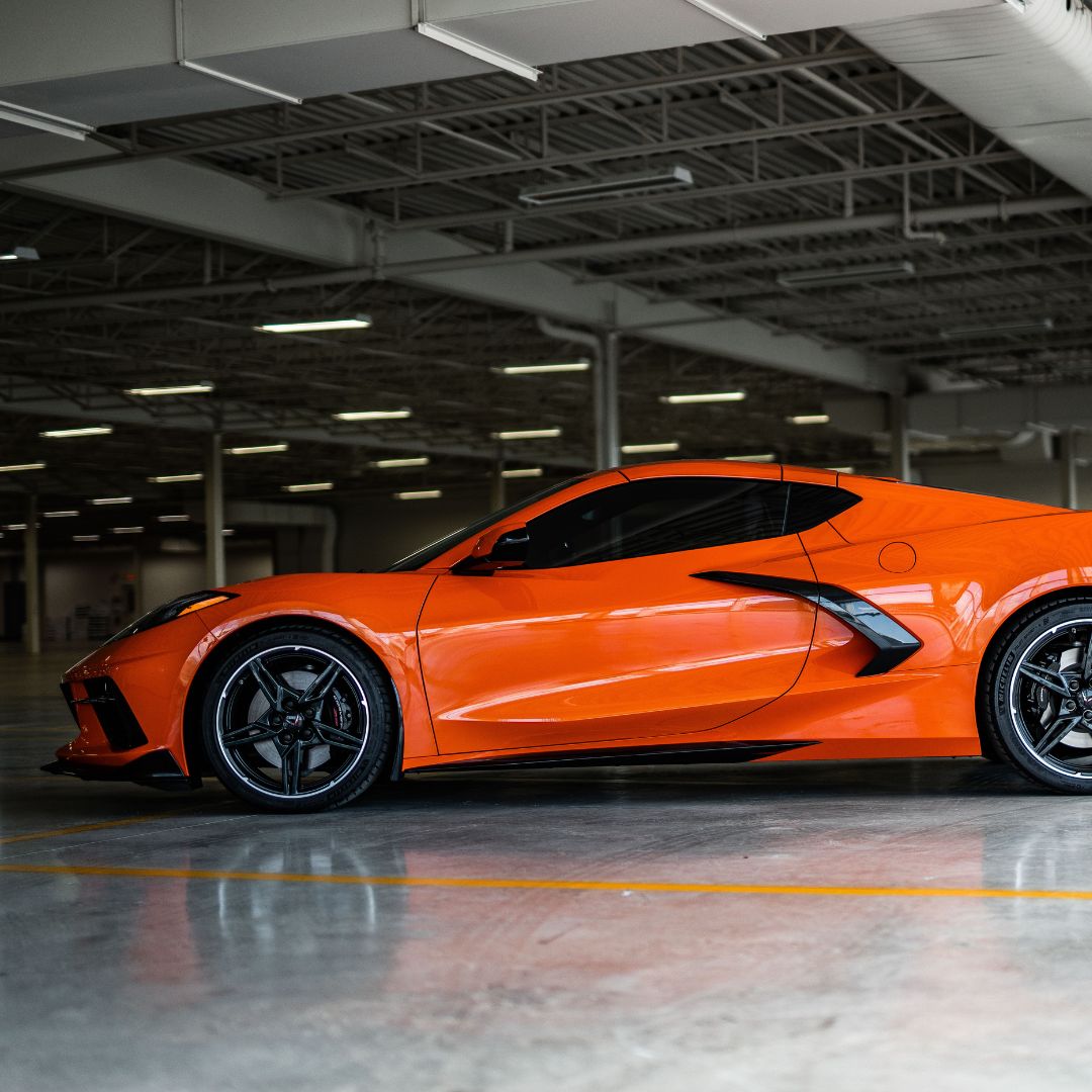 Vue latérale de la Corvette C8 Stingray Sebring Orange