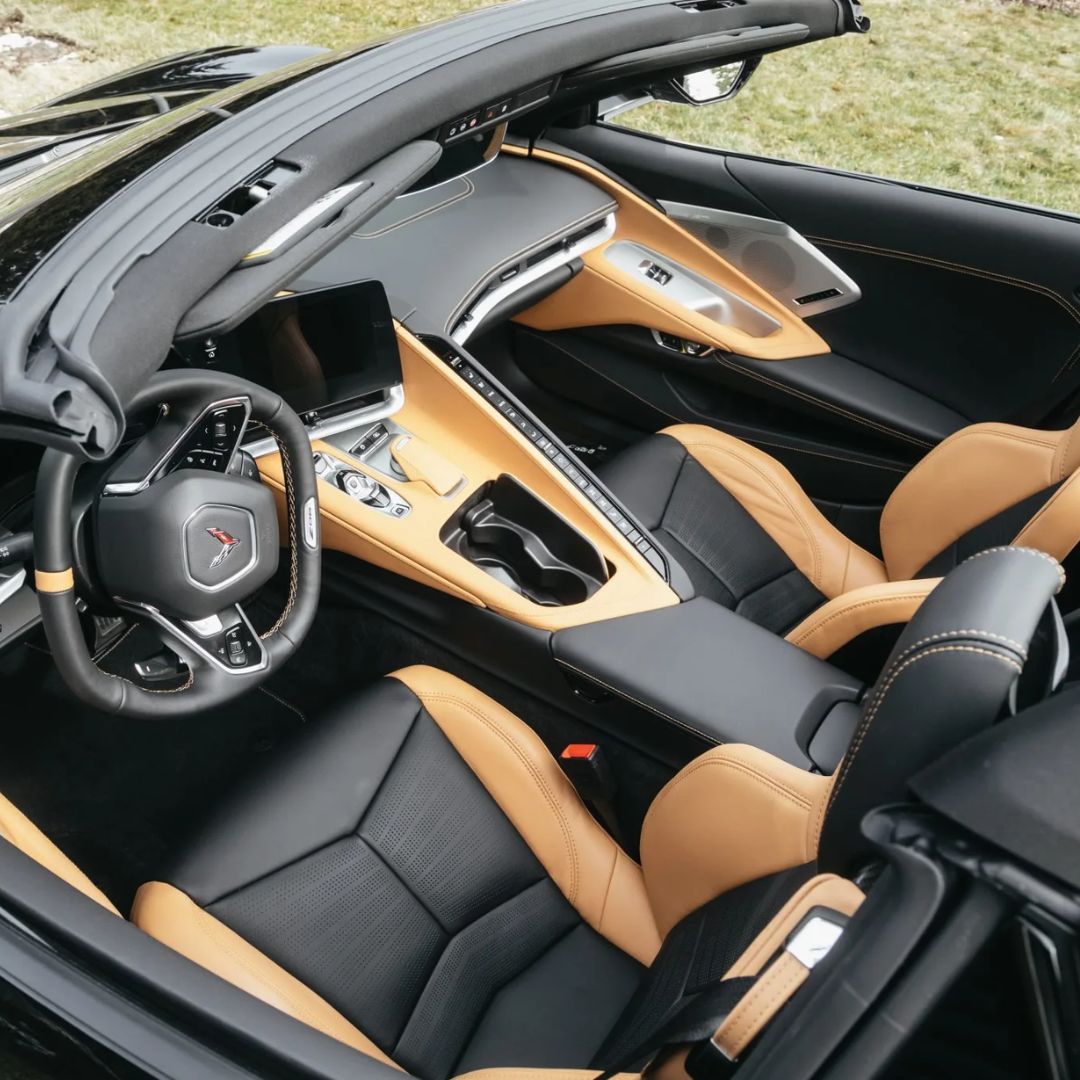 Interior of a C8 Z06 with black and tan trim 2LZ