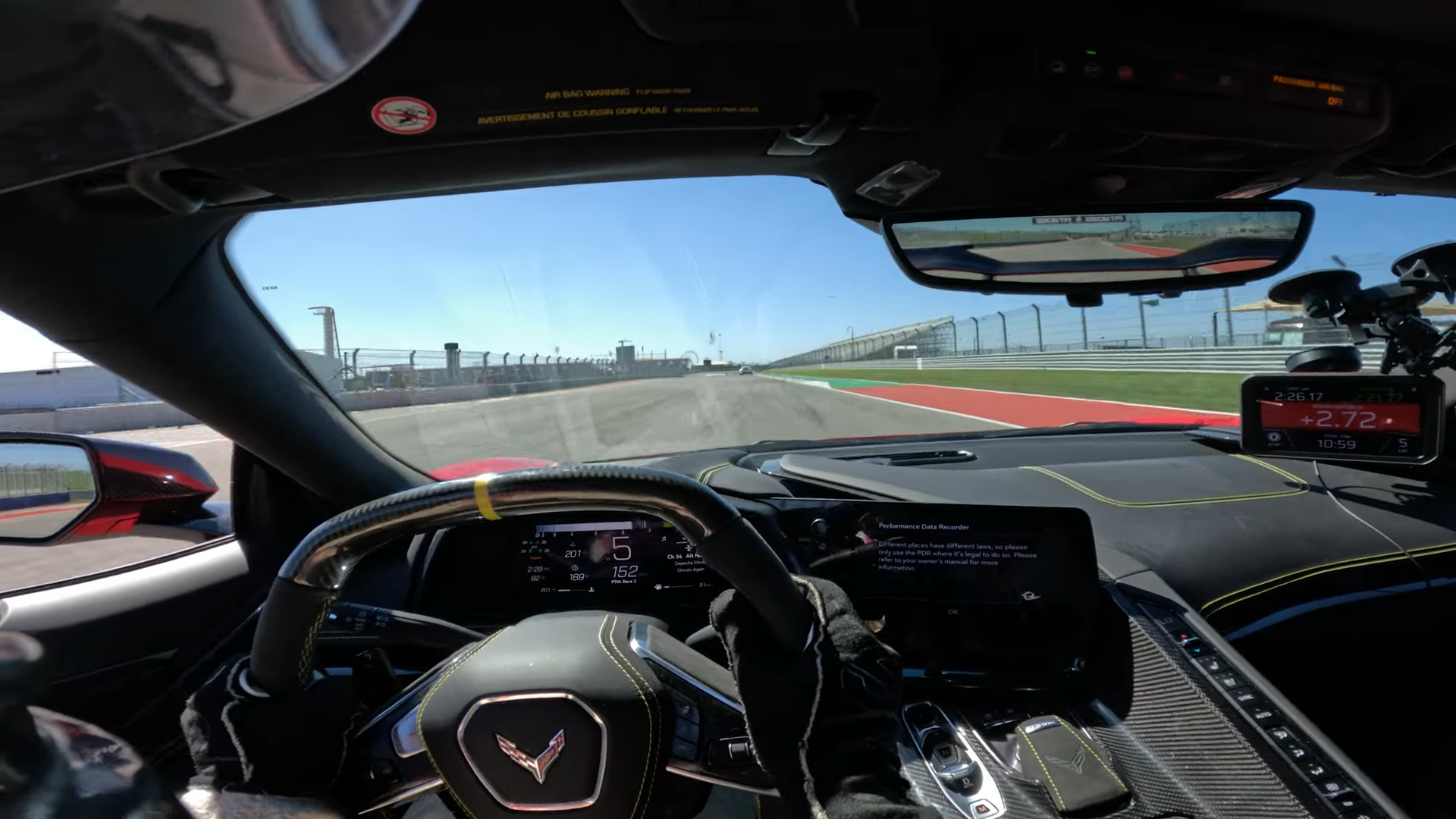 Vue du cockpit de la Corvette C8 Z06 sur la piste