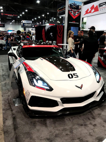 Une Corvette C7 ZR1 en blanc arctique au SEMA 2018 à Las Vegas, Nevada