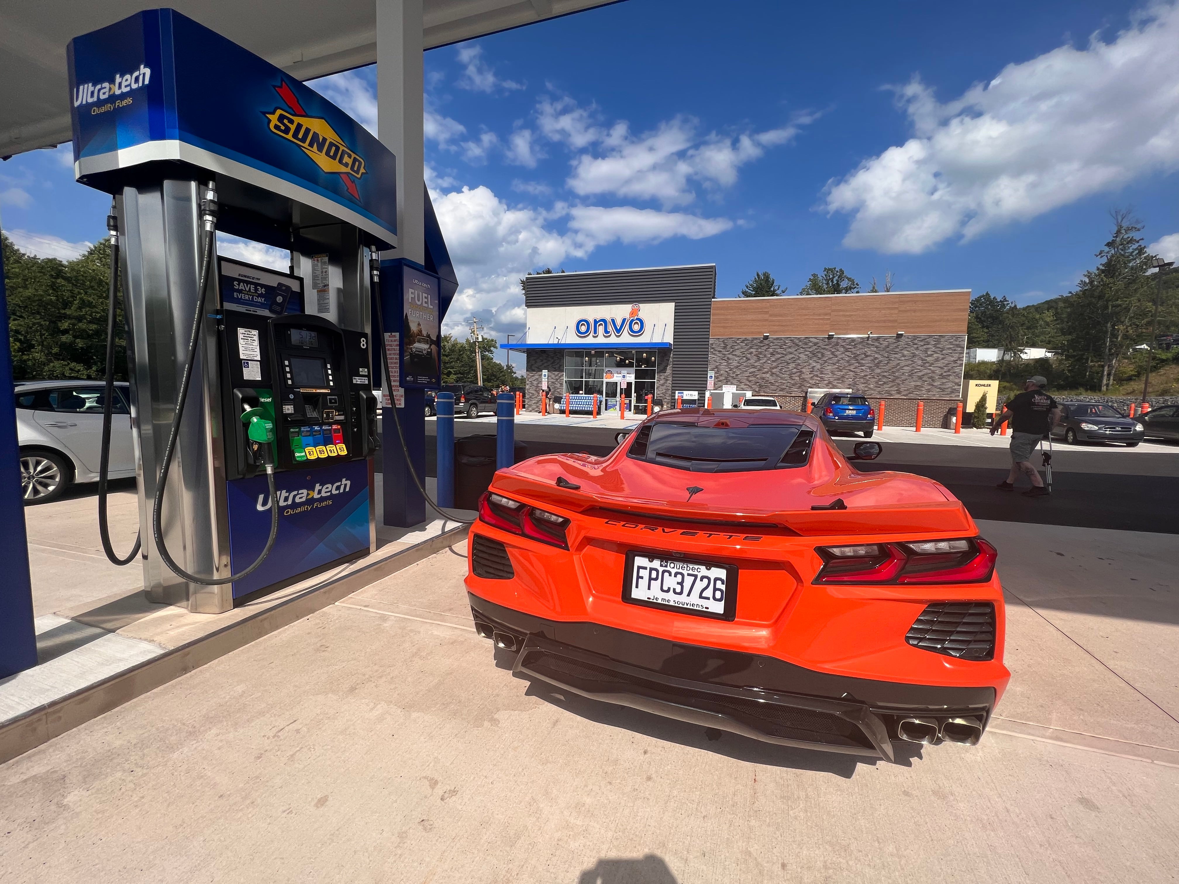 Corvette C8 en una gasolinera