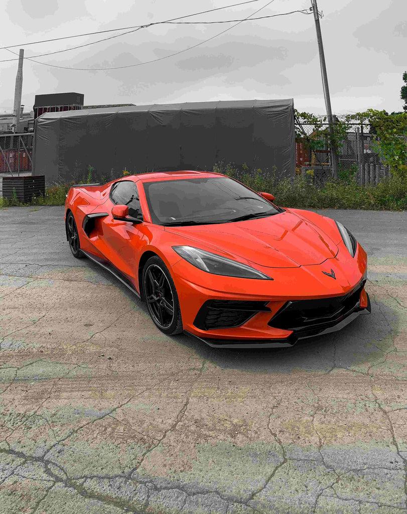 Corvette C8 orange Sebring avec répartiteur avant ACS 1VM et culbuteurs latéraux 1VM en noir métallisé Carbon Flash