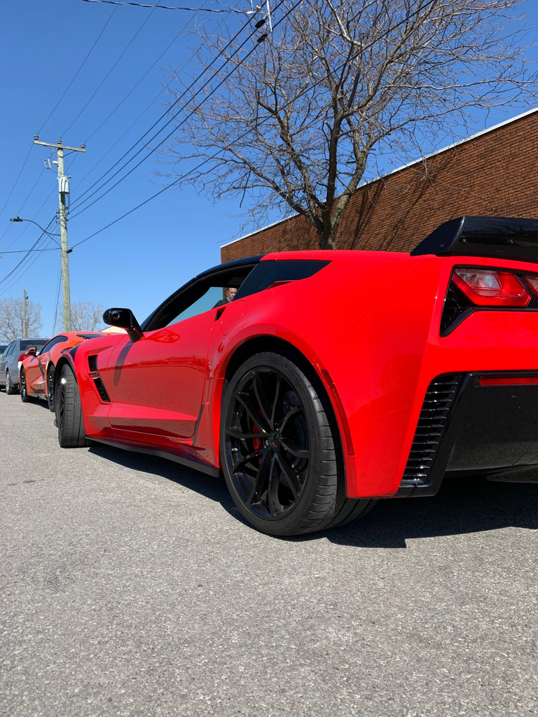 Un Corvette C7 rojo antorcha con piezas compuestas ACS