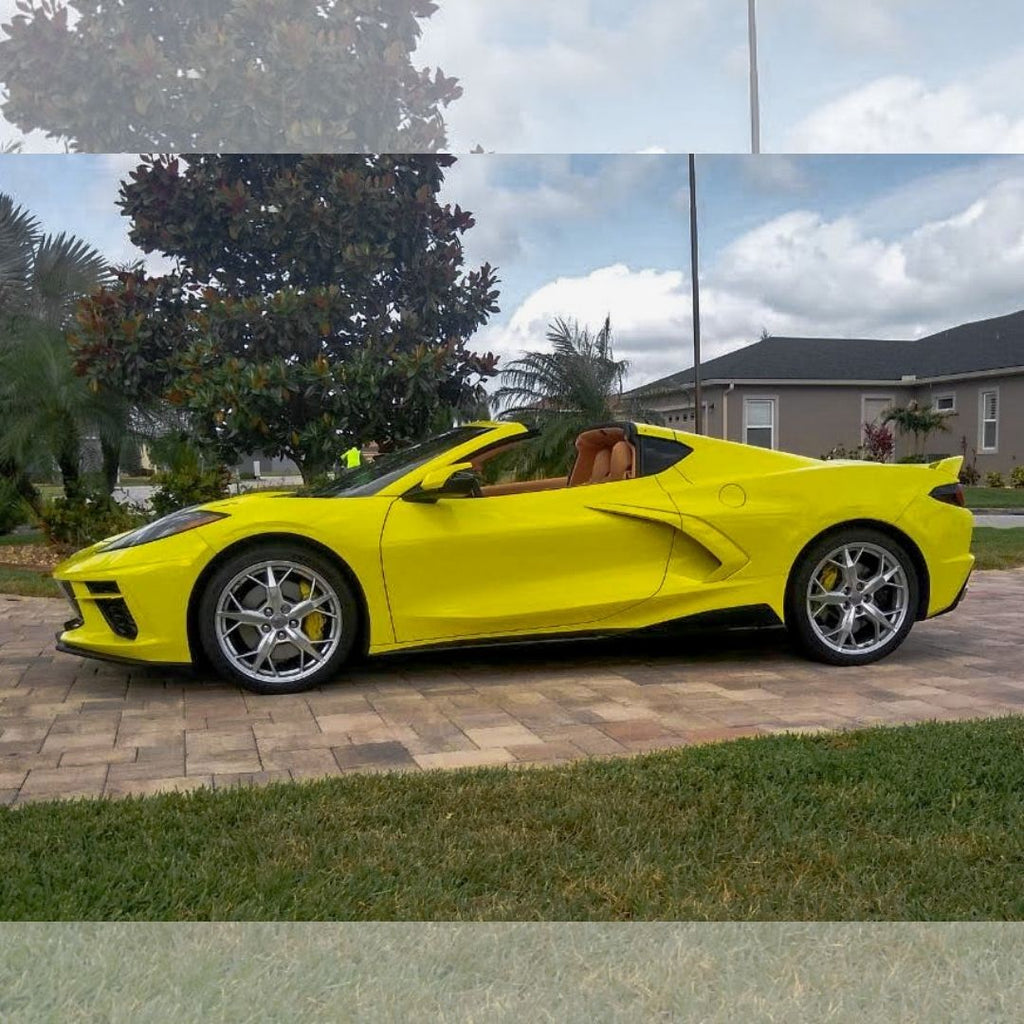 Un Corvette C8 amarillo acelerado con balancines laterales ACS 5VM