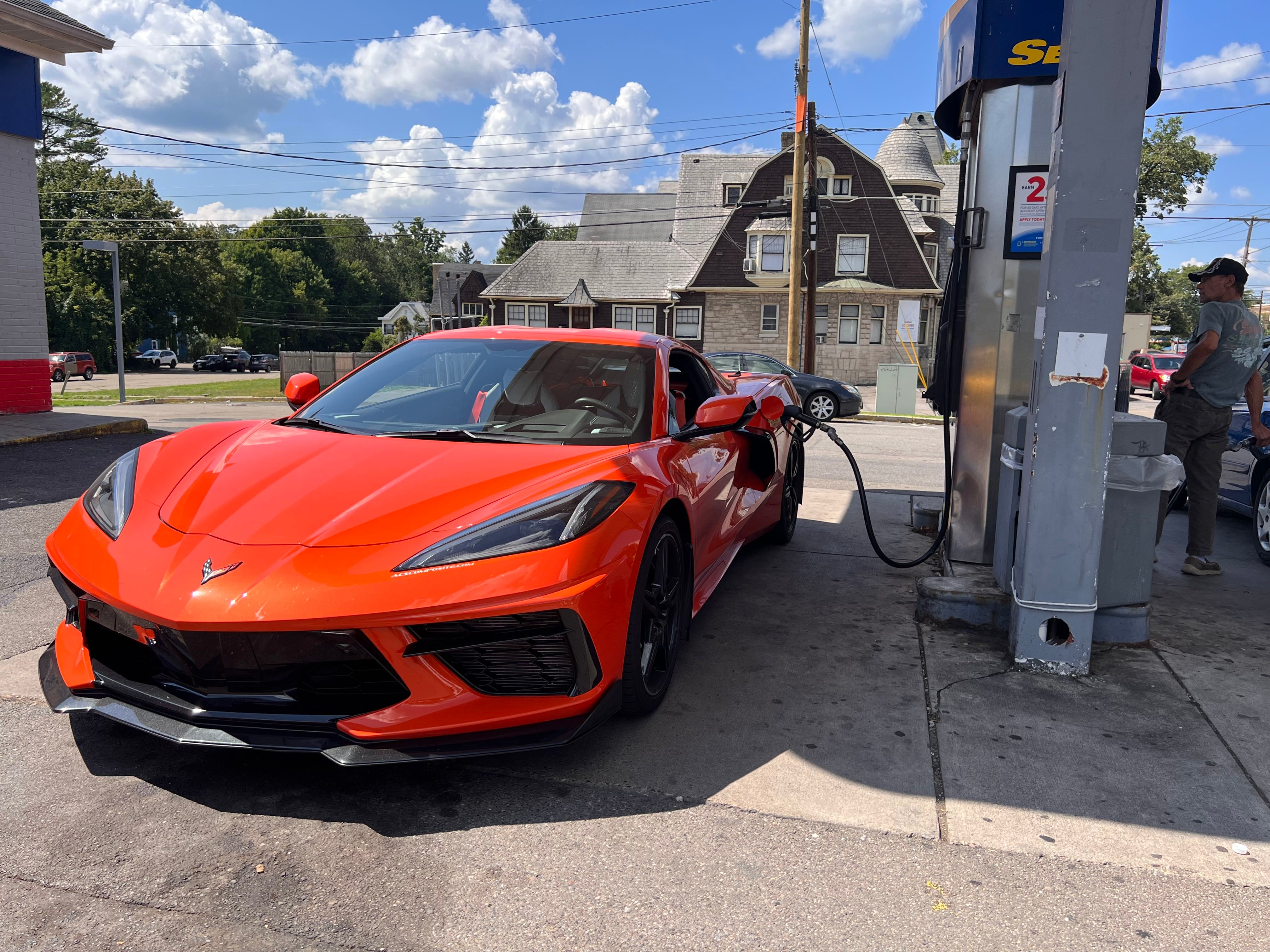 Corvette C8 dans une station-service