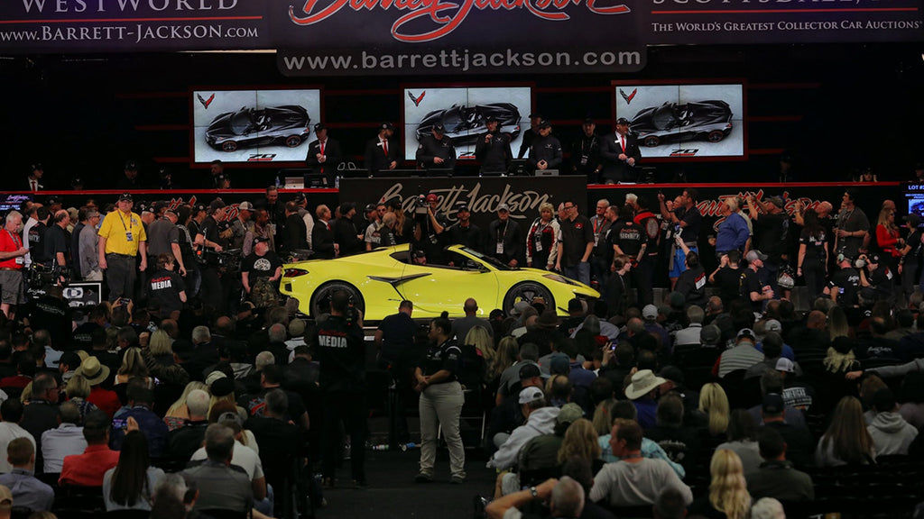 Corvette C8 Z06 en jaune accéléré chez Barrett-Jackson