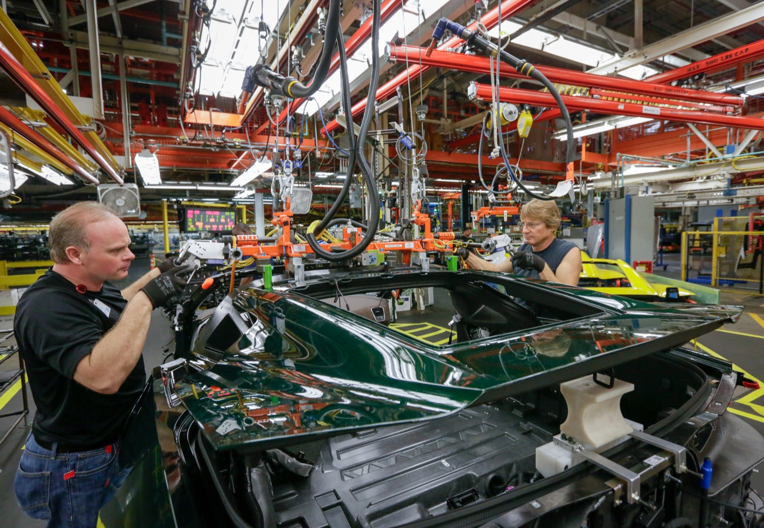 Bowling Green employees assembling a C7 Corvette