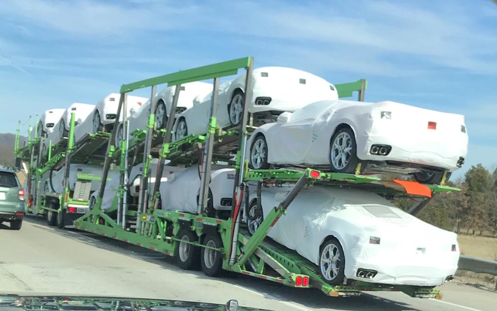 Un transportado con Corvettes C8 envueltos en fundas protectoras blancas. Fuente Corvsport.com