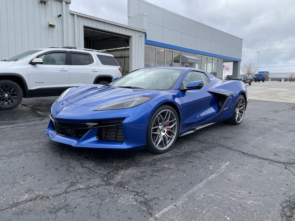 Un Elkhart Lake Blue C8 Corvette Z06 fuera de un concesionario