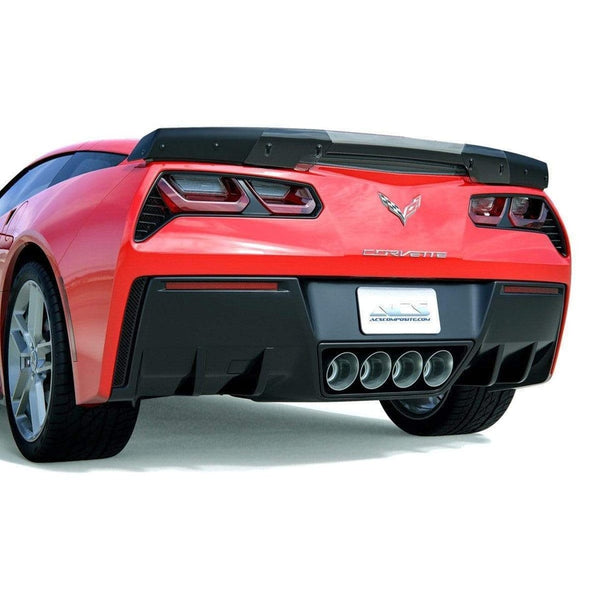 Une Corvette Stingray C7 Rouge Torche avec un becquet Z06 Stage 2 et une fenêtre centrale transparente, ce qui en fait un Stage 3.