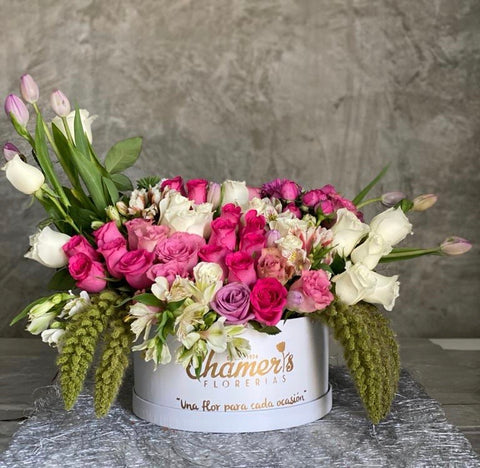 Caja con Tulipanes y Flores Surtidas – Floreria Chamers