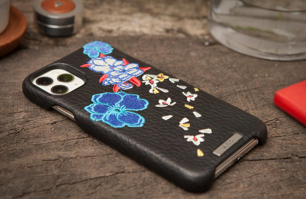Aardbei essay Verandert in Embroidered iPhone 11 Pro Max leather case - Vaja