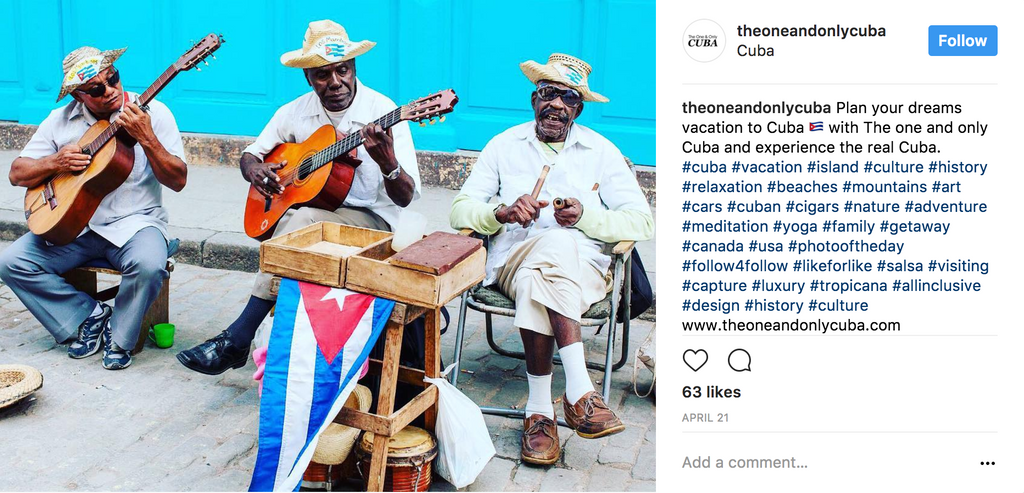 Uomini cubani che suonano musica per strada con uno sfondo turchese brillante