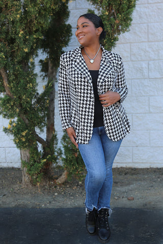 woman wearing a houndstooth print blazer