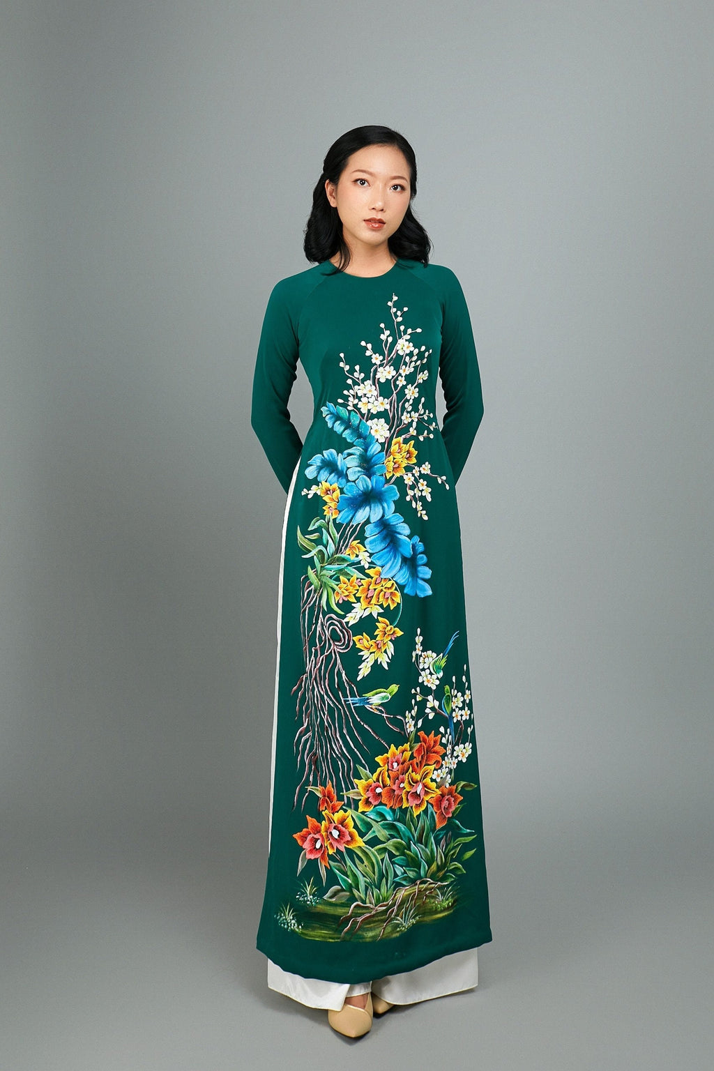 Hoa sen lên áo dài là điểm nhấn thú vị cho bộ trang phục truyền thống. Hãy xem hình để chiêm ngưỡng sự đẹp độc đáo của người mặc và sự tinh tế của nhà thiết kế trong việc khắc họa hoa sen trên áo dài.