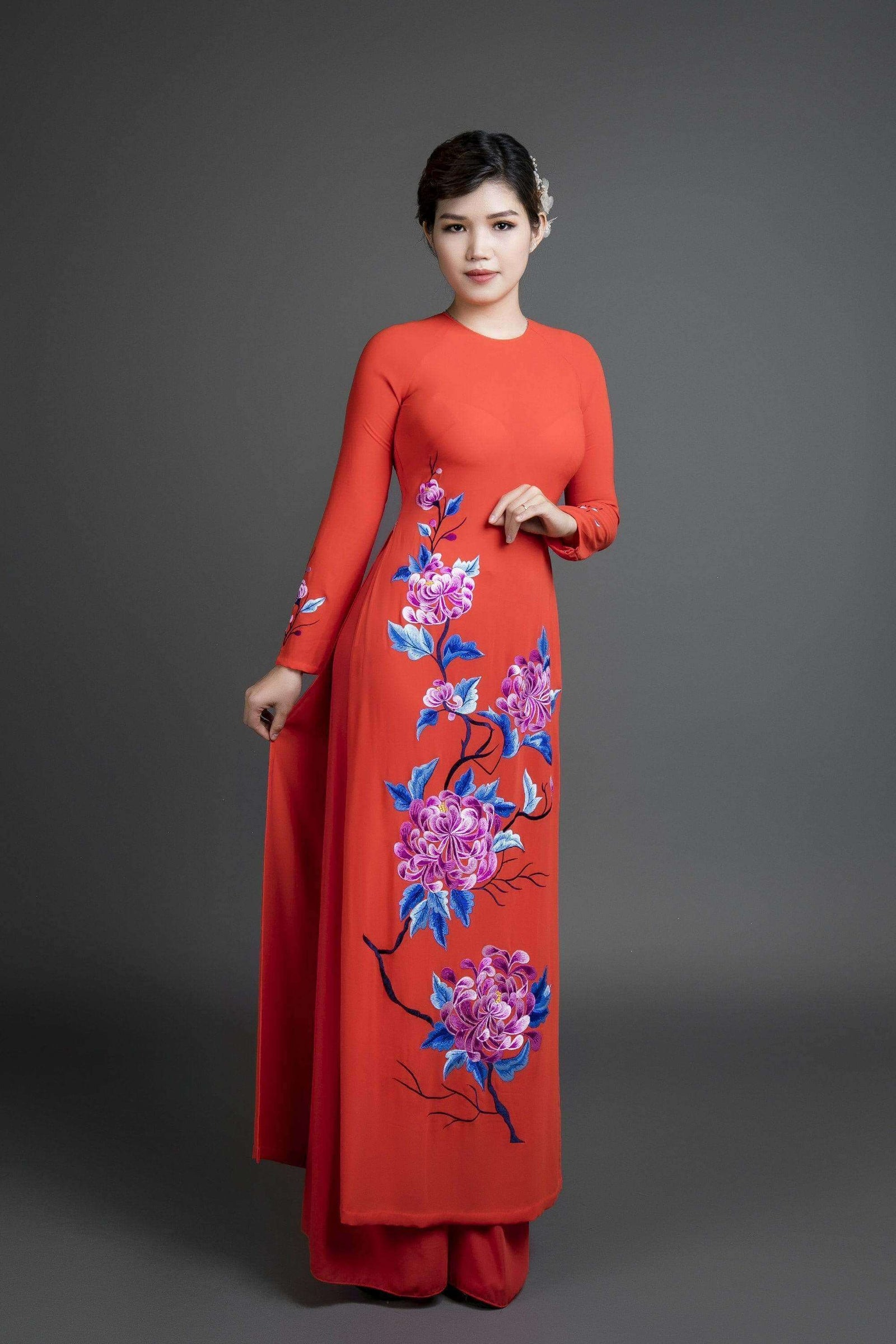Áo dài Việt Nam là niềm tự hào của người Việt, và nó đại diện cho vẻ đẹp truyền thống và tinh tế. Nếu bạn đang tìm kiếm một bộ áo dài để mặc vào dịp đặc biệt, hãy để chúng tôi giúp bạn tìm kiếm bộ áo dài hoàn hảo.