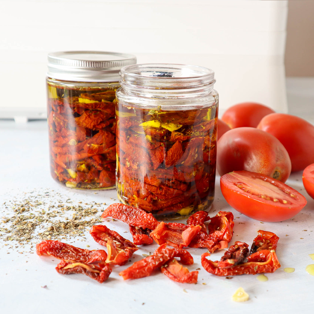 How to preserve dried tomatoes in oil