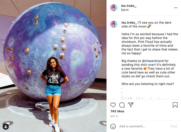 Blogger Lexi wears Pink Floyd Graphic a Epcot