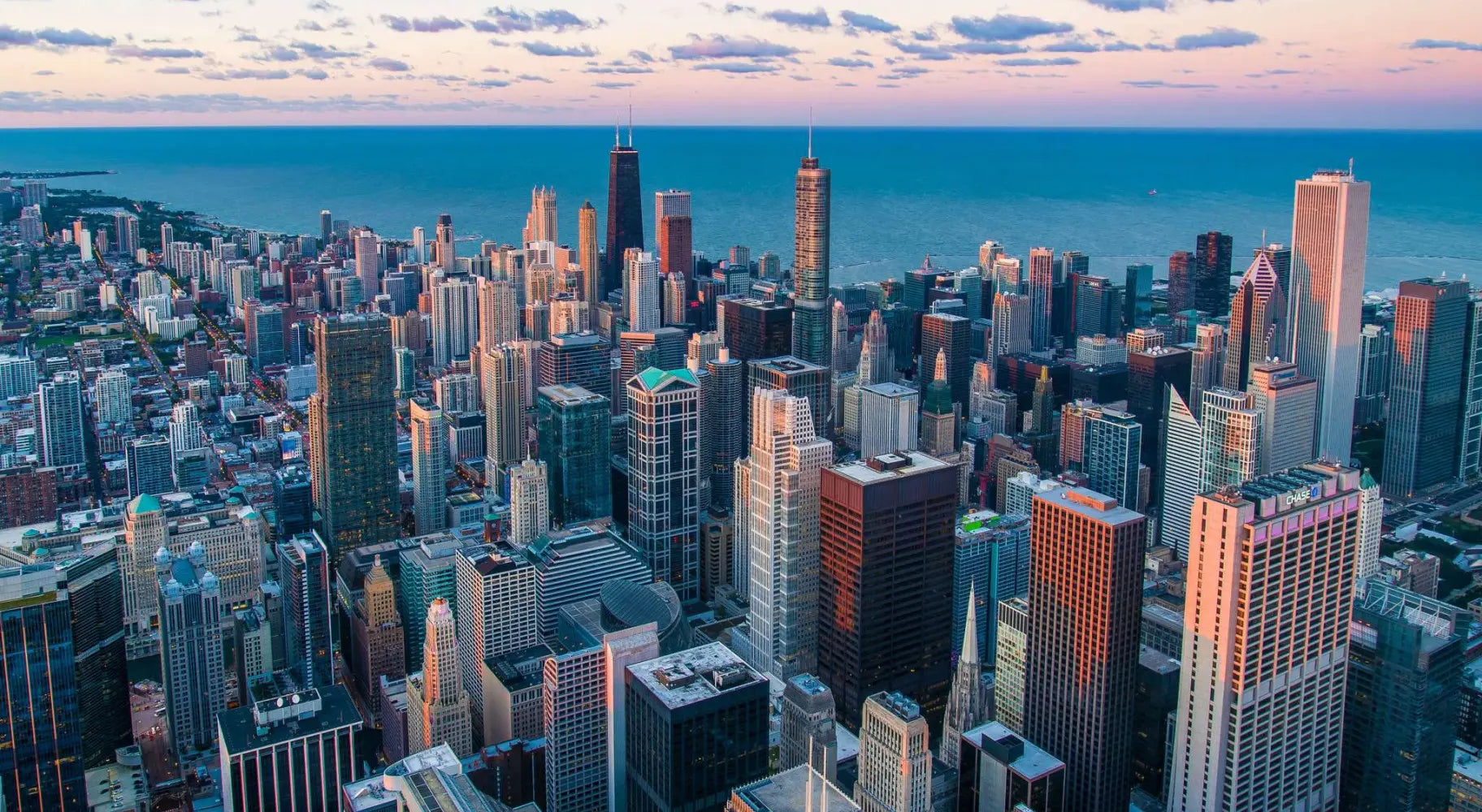 Chicago-Skyline-Cityscape__FocusFillWyIwLjAwIiwiMC4wMCIsMTgyNCwxMDAwXQ_ExtRewriteWyJqcGVnIiwid2VicCJd.webp__PID:293689ba-3c06-4a5c-9121-93dd83f8c40f